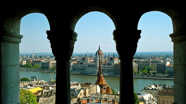 Budimpešta, pogled sa Budima na zgradu parlamenta