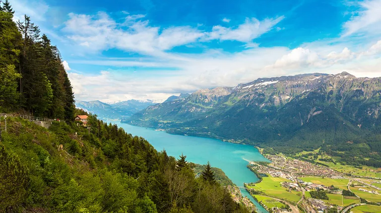 Švicarska, panoramski pogled na Interlaken