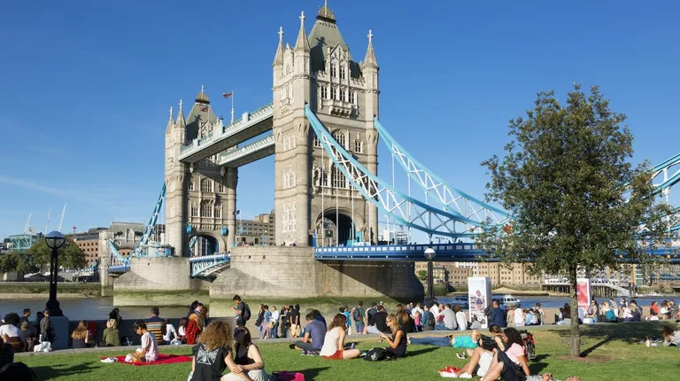 London, Tower bridge i opuštena atmosfera uz rijeku Themzu