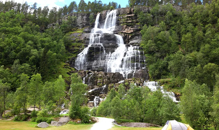 Norveška – Vodopad Tvindefossen blizu Vossa