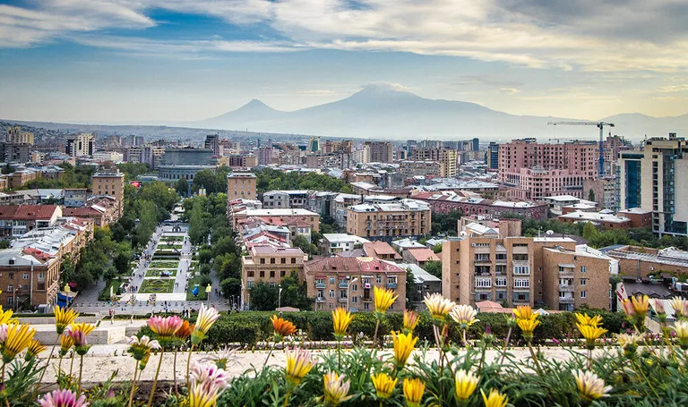 Pogled na grad Erevan i planinu Ararat s Cascade, Armenija