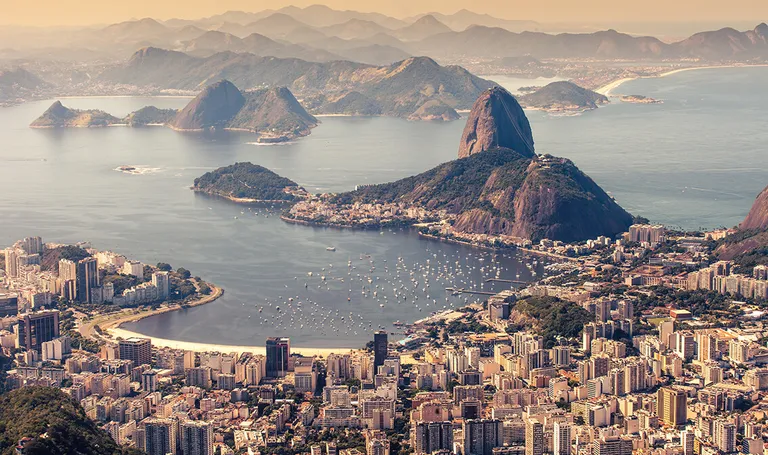 Brazil, Rio de Janeiro, Šećerna glava i Botafogo plaža – pogled s Corcovada
