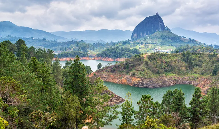 Kolumbija, stijena Guatape ili Piedra de Penol -jedan od glavnih znamenitosti