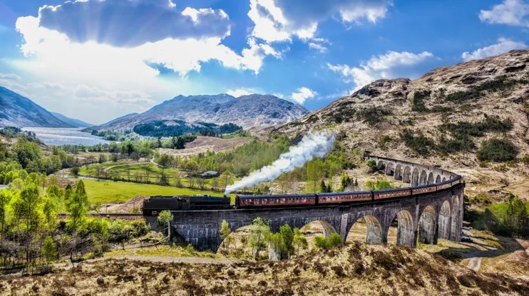 Škotska, vijadukt Glenfinnan u škotskom gorju, često nazivan “Most Harry Pottera”