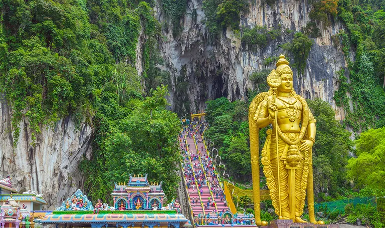 Malezija, Kuala Lumpur – Batu Caves -hinduističko svetište unutar pećine sa 272 stepenica do vrha