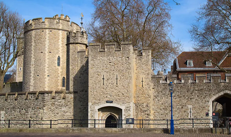 London, Tower of London – povijesna utvrda i nekadašni zatvor na Temzi u centru Londona