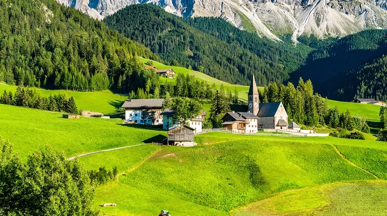 Italija, Dolomiti -tipičan pejzaž sa crkvom Sv.Maddalene