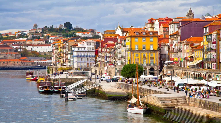 Portugal, Porto -živopisna Ribeira, najstariji dio Porta uz rijeku Douro