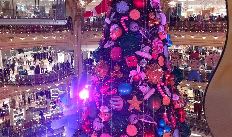 Pariz, doživite raskošno ukrašen grad u blagdansko vrijeme
