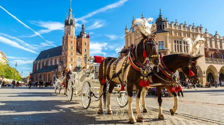 Poljska, Krakow-kočija koja prolazi Glavnim trgom