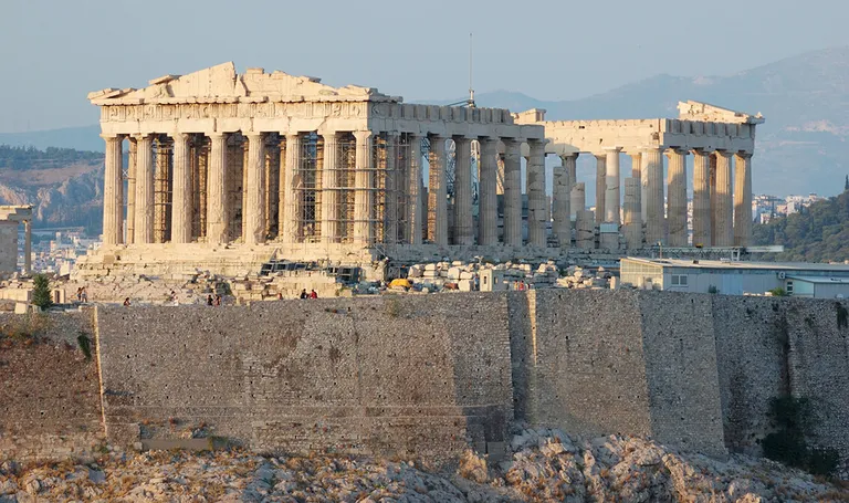 Atena, hram Parthenon posvećen božici Ateni, zaštitnici grada. Najpoznatiji simbol grada.