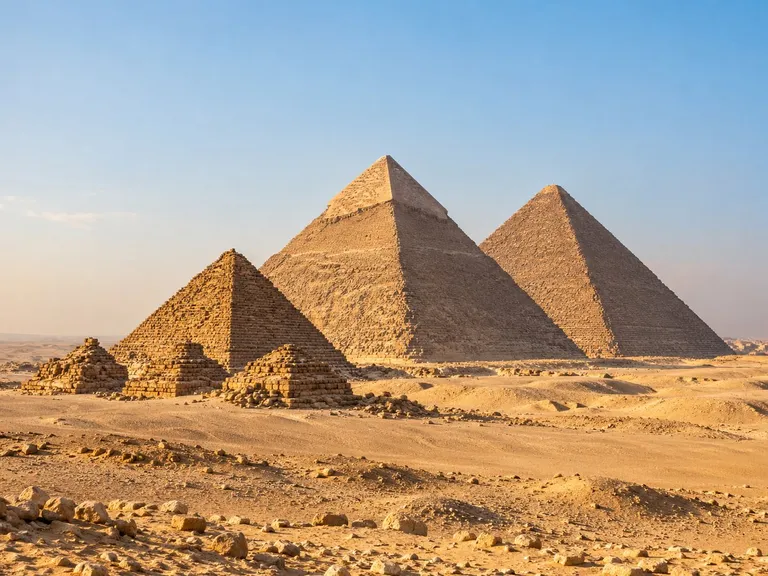 Tri velike piramide i manje ruševine u pustinjskom pijesku