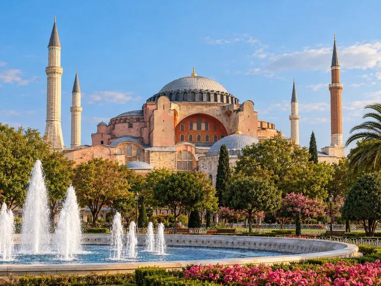 Velika kupola i četiri minareta iznad vrta s fontanama i cvjetnjacima
