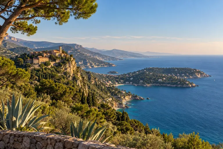 Kameno selo Èze na litici iznad mora, desno šumoviti rt Cap Ferrat, u prvom planu agave